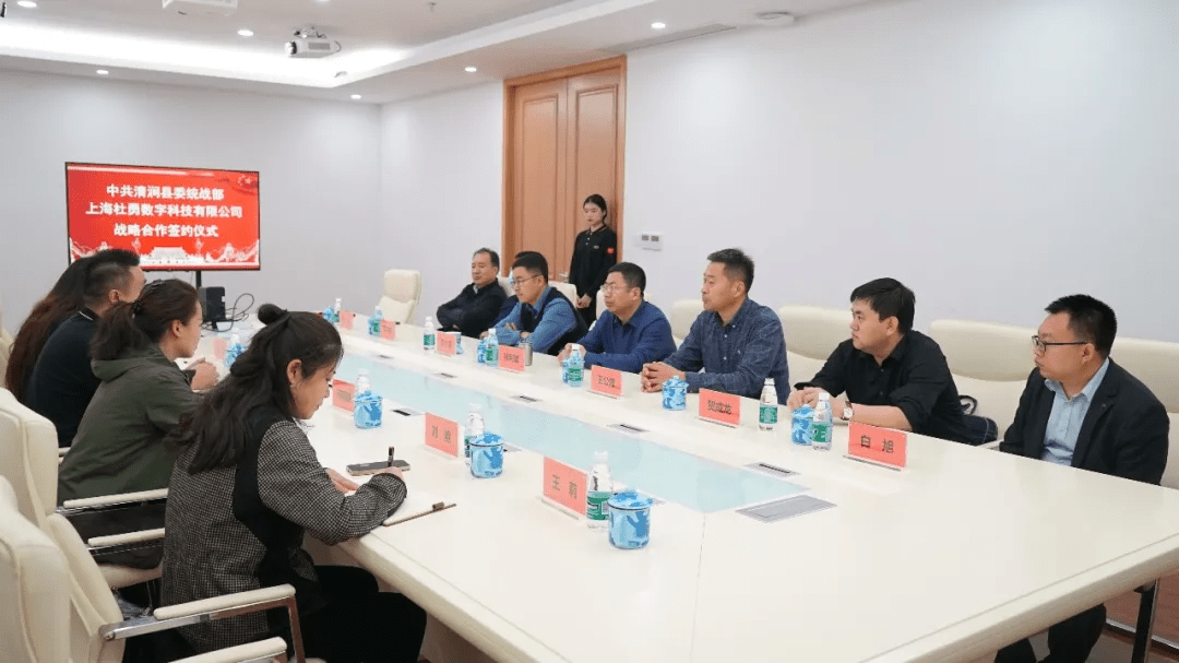 县委常委,县政府副县长王公锋;县委办公室主任霍兵娃,副主任贺成龙;县