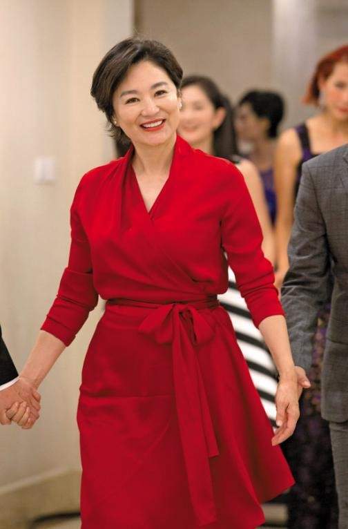 林青霞67岁生日发文,干练短发烈焰红唇,鲜花假蛋糕惹注目_状态