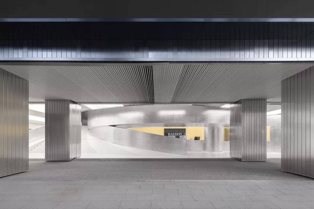 设计团队以桥的体态份量感通过黑洞引力扭曲向上的一个进化方式,从而
