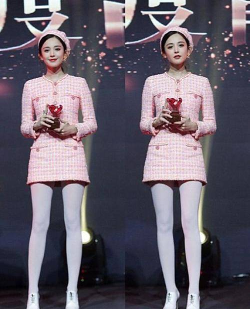 新疆美女娜扎,神颜配神腿,敢掀刘海的美女才是真美女,敢穿白丝的腿才