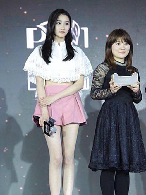 白丝一般人是真的hold不住的新疆美女娜扎,神颜配神腿,敢掀刘海的美女