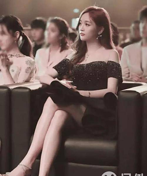 白丝一般人是真的hold不住的新疆美女娜扎,神颜配神腿,敢掀刘海的美女