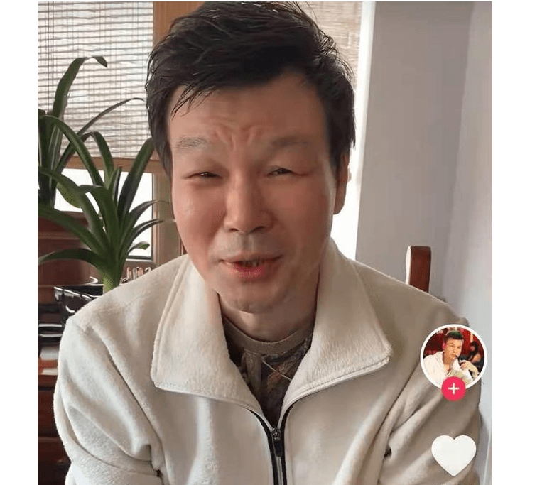 主持人李彬现状曝光,几乎让人认不出,眼睛红肿眯成一