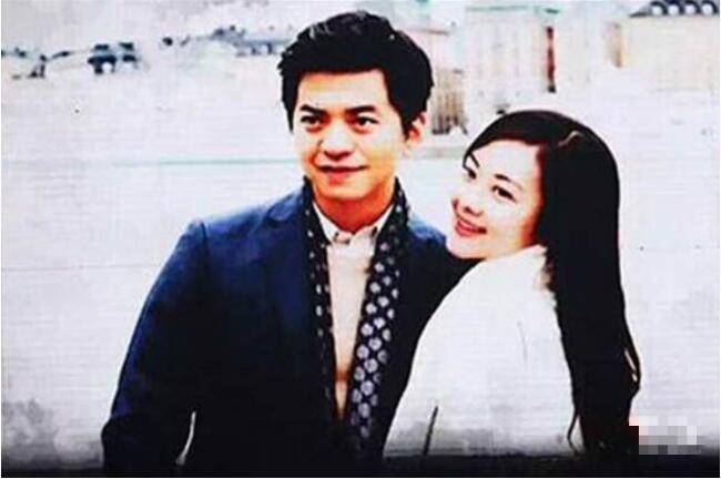 李健没有回应,记得在某档综艺节目里,李健评价过余秀华:她在云端写诗