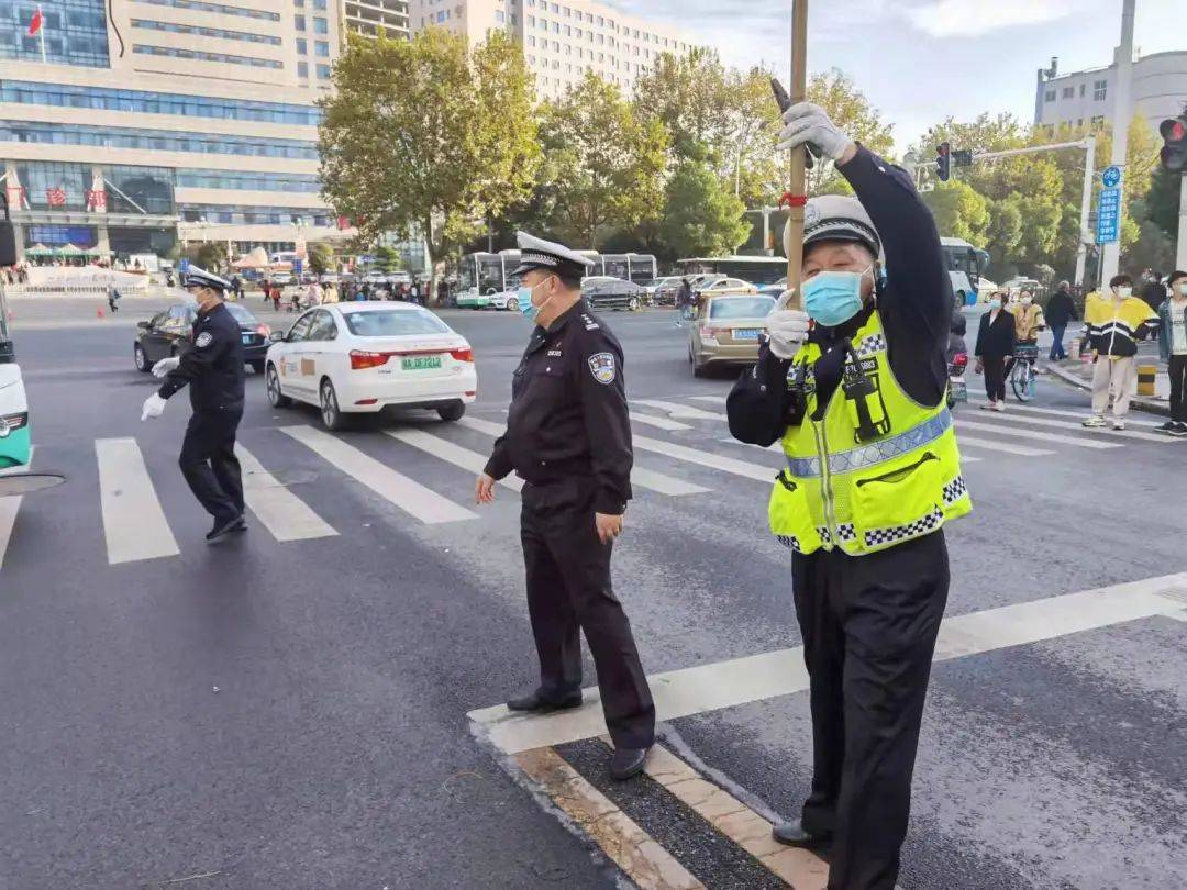 洪山交警接力托举线缆两小时力保早高峰行车安全