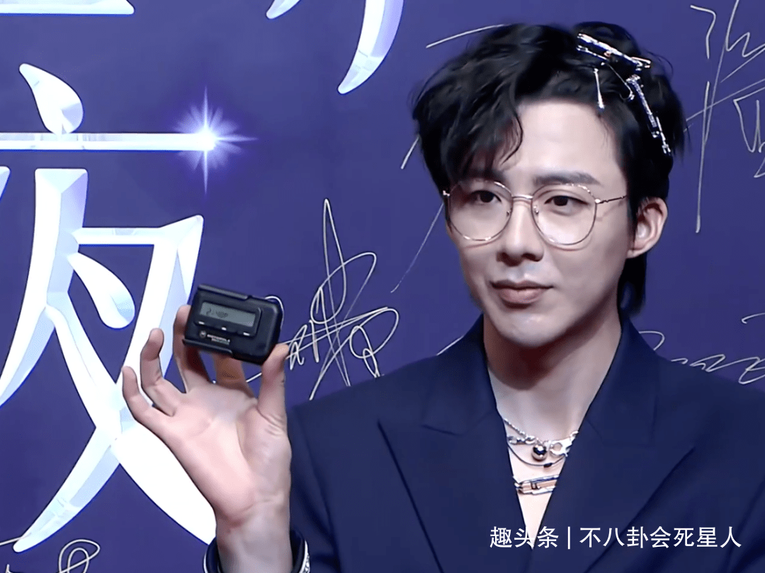 网红变明星的刘宇宁,面对高清镜头,他的五官确实有很多瑕疵.