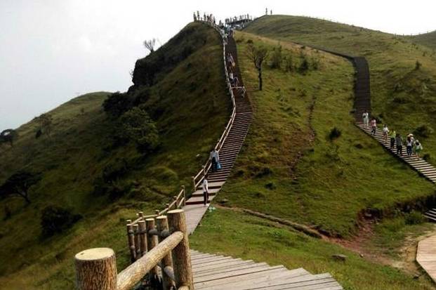 天龙顶山地公园风景:区位于广西壮族自治区岑溪市,是中国第一个全时