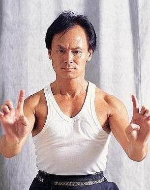 要知道,如今的刘家辉也只有65岁,他满脸都是皱纹,双颊突出看起来憔悴