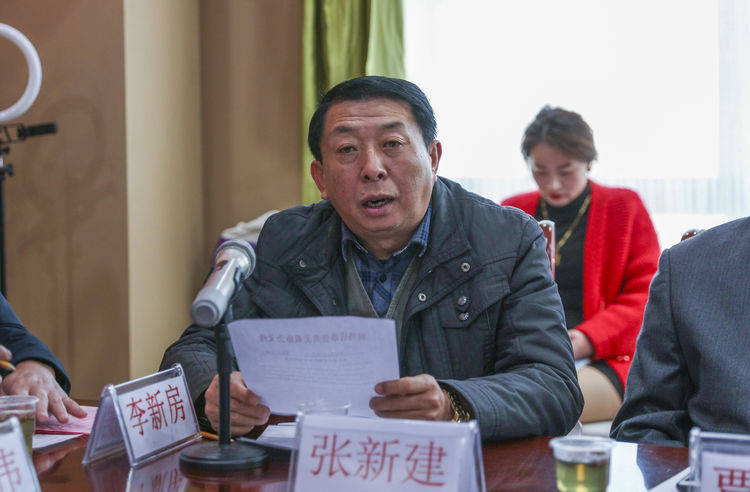 兼秘书长吴忠富代表协会向市公共关系协会直播行业分会会长贾德华授牌