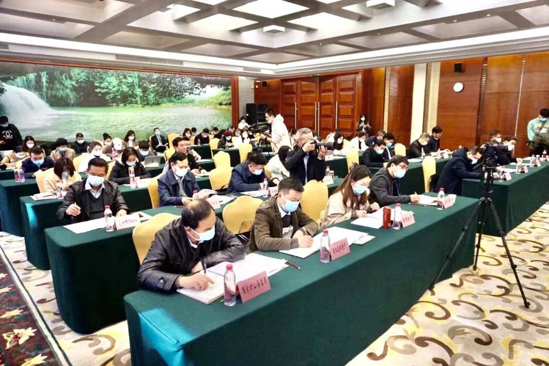 大力推进"绿色交通",今年新增充电桩4000个,已建成高速公路服务区快速