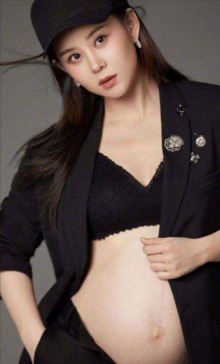原创李小萌晒二胎孕肚照!肚子那么大还穿高跟鞋,老公贴身拥抱好虐狗