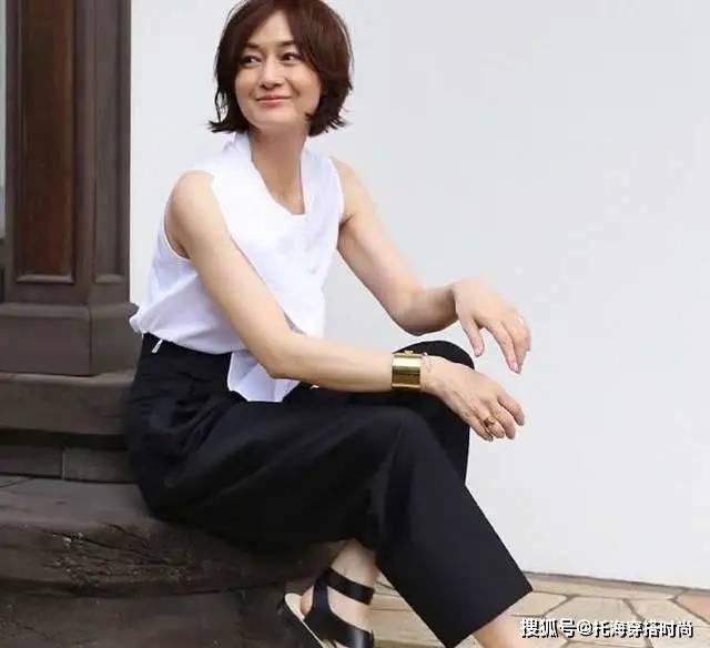 原创优雅不显老这位52岁的日本顶流博主才是大龄熟女的穿衣典范