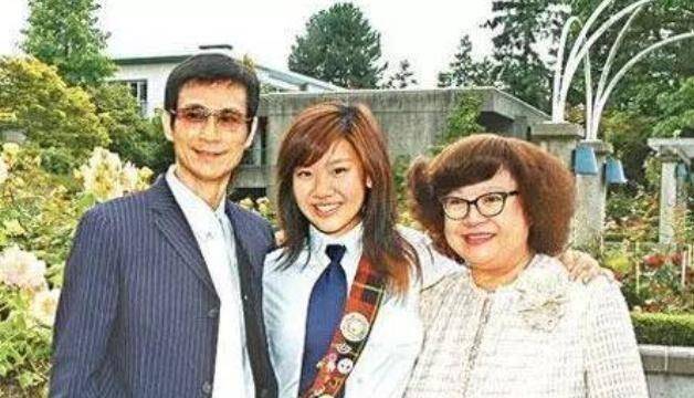 原创郑少秋出轨官晶华,邓光荣帮沈殿霞讨公道,被"竹联帮"堵在门口