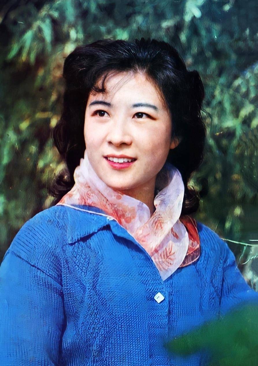 王馥荔身穿鲜艳"花衣裳"近照曝光,虽年逾古稀,却依然雍容雅致
