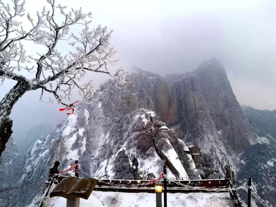 漫步冰雪华岳,翻山越岭不用愁 可乘坐单程豪华座驾— 华山北峰索道