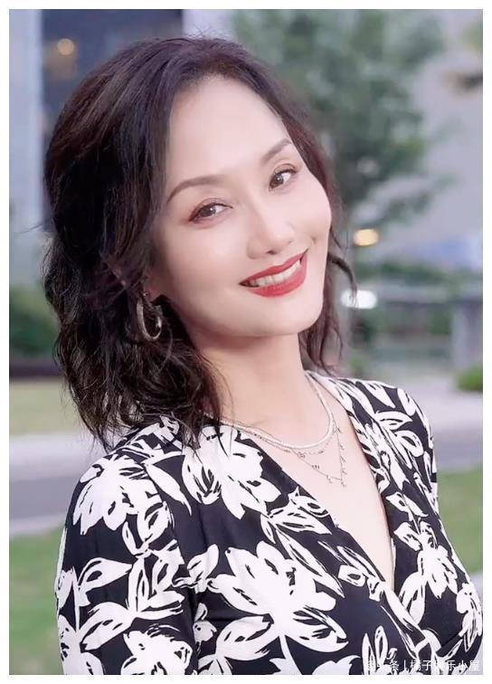 原创老戏骨李颖晒近照,身材曼妙似少女,哪里想得到她已经快六十岁了