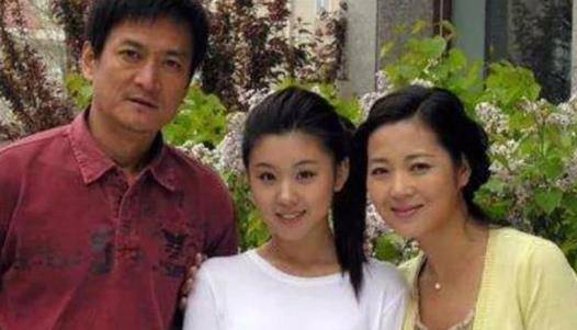 49岁王茜华近照,藏了8年的二婚老公,原来是熟悉的他