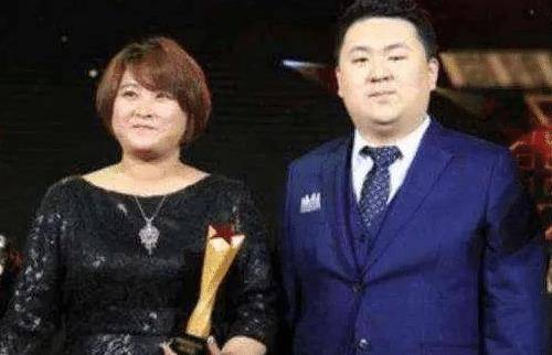 贾玲丈夫孙集斌近照爆出,和贾玲姐弟恋结婚6年,网友