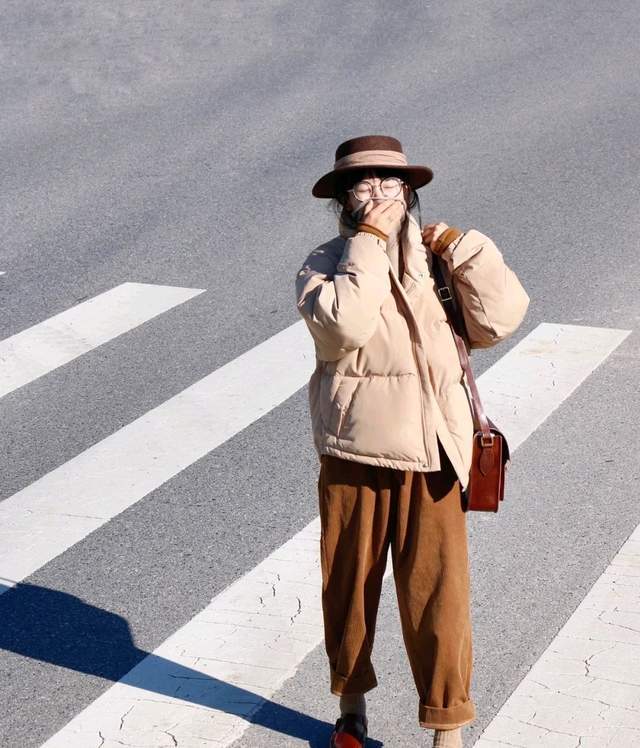 三,卡其色短款羽绒服 驼色宽松裤