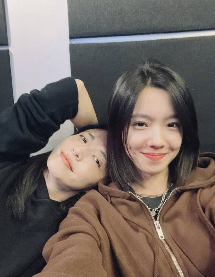 姚晨晒与庄达菲合照母女同框表情搞怪可爱