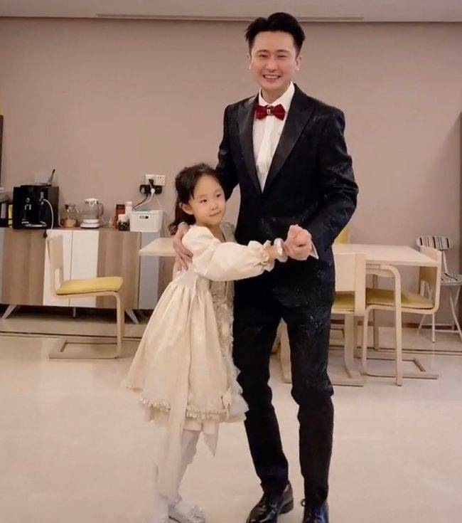 央视主持人杨帆晒近况,在豪宅庆妻子40岁生,老婆曾因容貌被质疑
