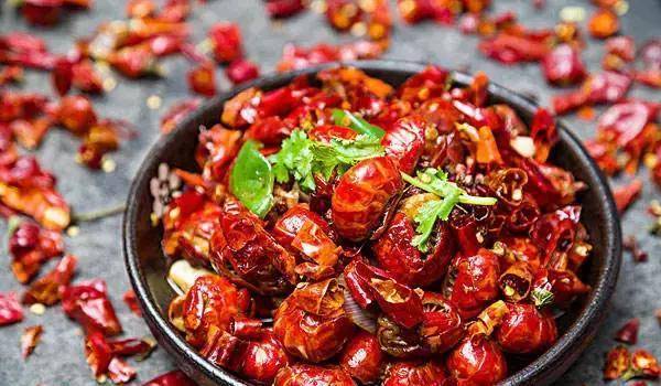以湖南一带为代表的麻辣小龙虾,蒜蓉小龙虾等宵夜食品也成功让小龙虾