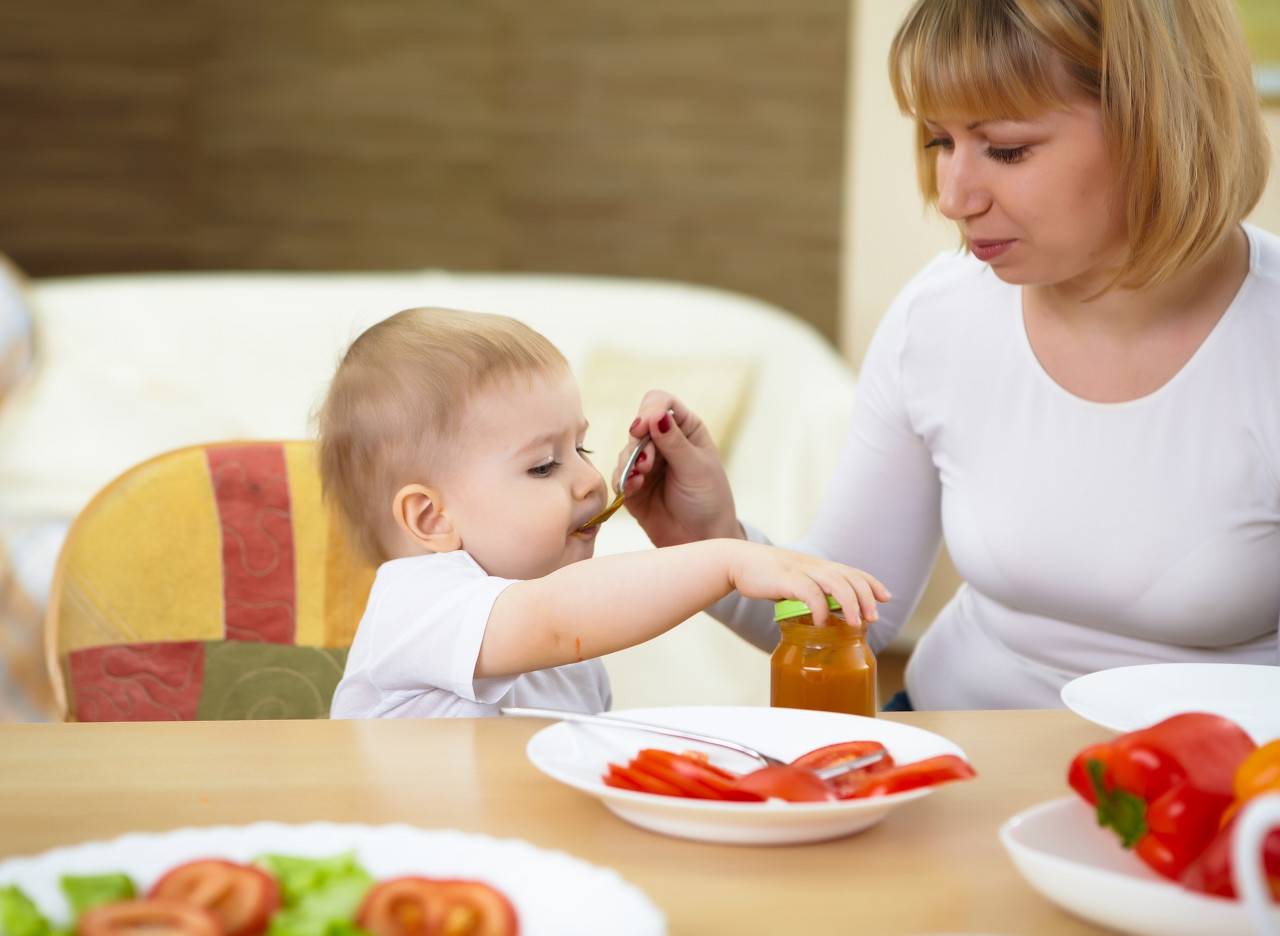 孩子一岁后,多喝奶还是多吃饭？妈妈别自作主张听听营养师建议