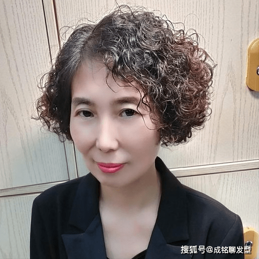 烫发要想显年轻,首先要避免选择传统款的发型,因为老年款的发型显老又