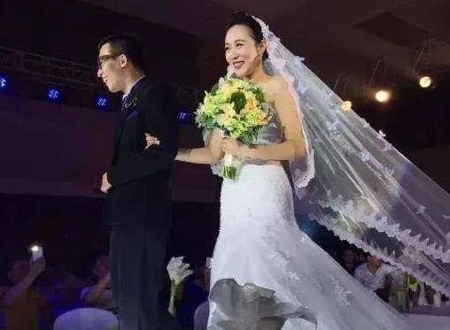 其实,宋青莲的扮演者高贺迪是燕飞的老婆.