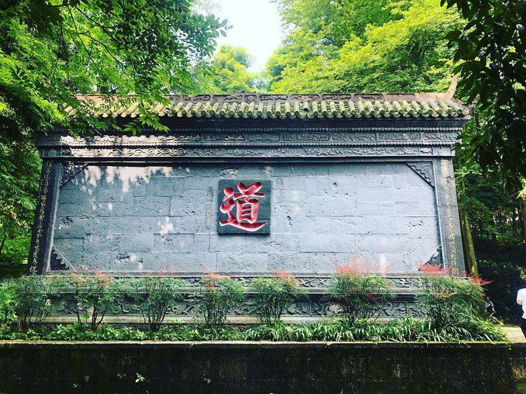 去四川青城山欣赏圣灯奇观有众多道观古建筑群是世界文化遗产