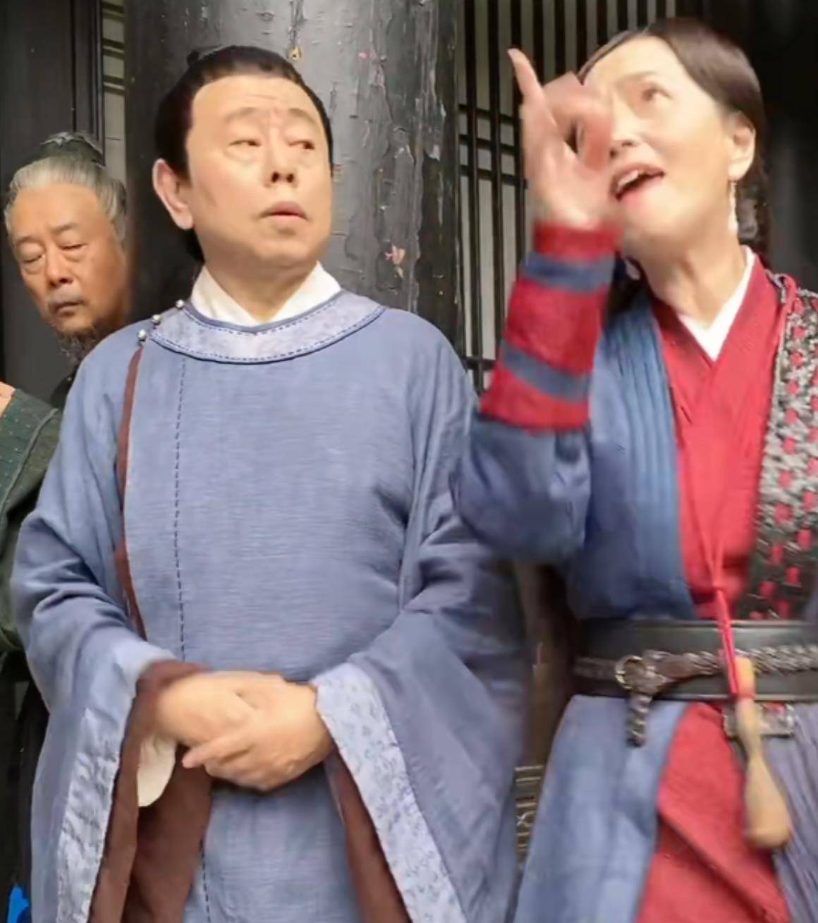 原创豆包县令热拍潘长江熬夜拍摄凌晨五点才收工敬业精神获赞