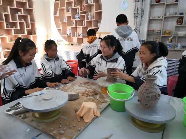 的饭"惠农中学八年级(1)班学生景丹妮在种蒜苗"观察日记"记录从