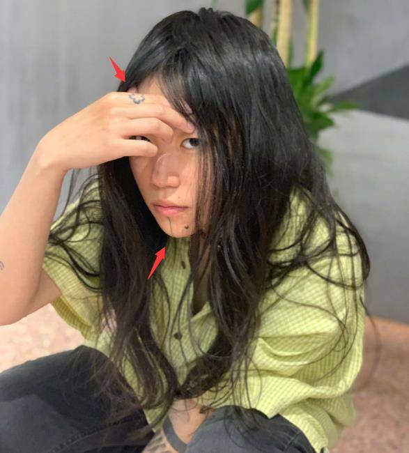 原创窦靖童晒长发照造型油腻被指太假女装打扮神似妹妹李嫣