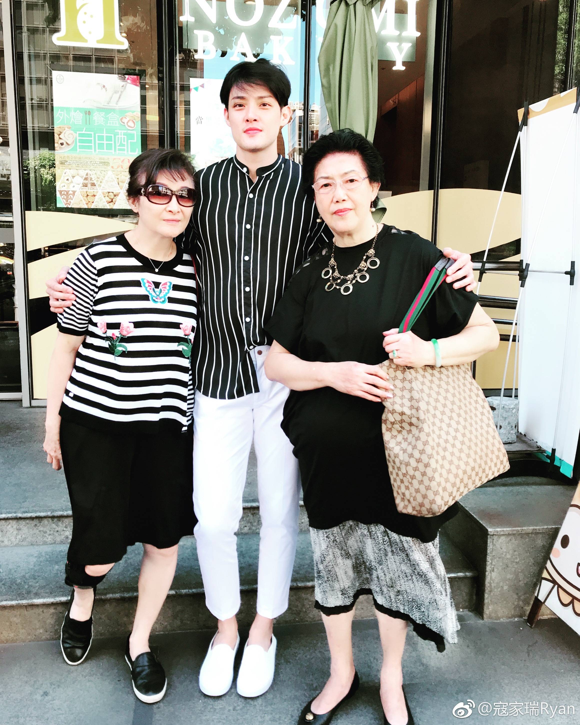 相比寇世勋的名气,寇家瑞确实是相差甚远,不过长相上要比寇世勋帅气