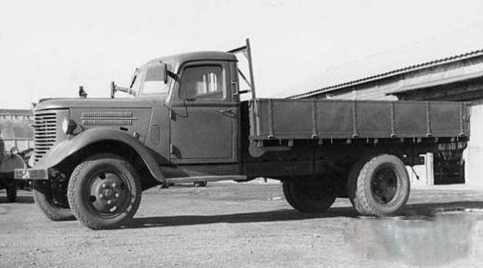 多数人在神剧里面看到的日军卡车,基本上都是根据老款c10卡车改装成的