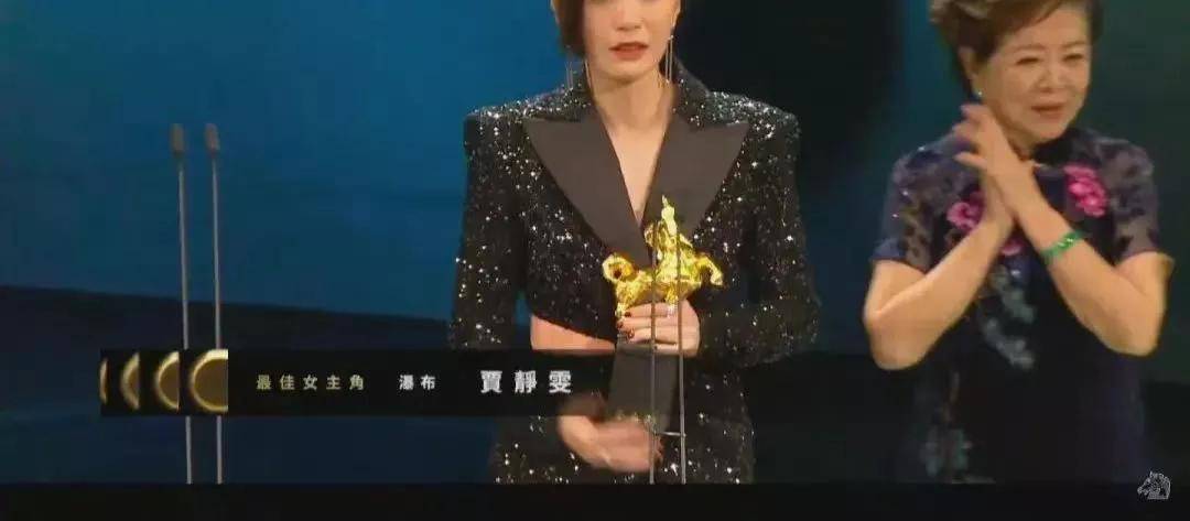 "颁奖现场,贾静雯身着黑色西装,面带微笑,浑身散发着一股"女王气场"