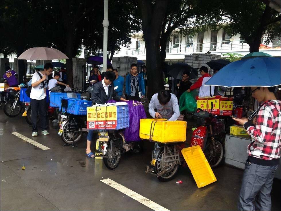 大学并不认为外卖有什么好处,因此不少高校禁止外卖进入校门,但是网友