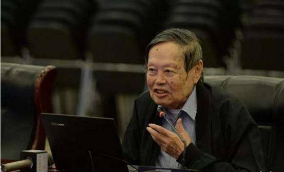 杨振宁的家乡是合肥,父亲从美国回来后,他随父亲到厦门读小学二年级