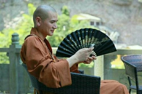 释明心出家的照片被发到网上后,网友震动,这个神似明星何晟铭的浙江最