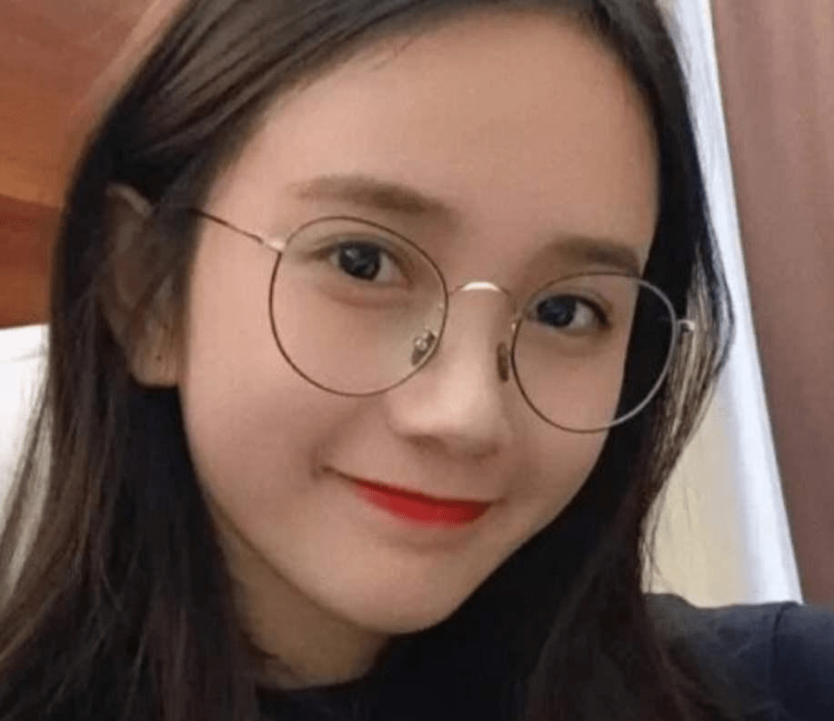原创初中漂亮女生就开始戴眼镜基本都是这3种原因第三种别后悔