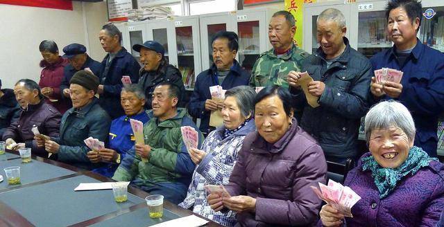 养老补贴再加码2022年将给老人发笔钱但年龄得达65岁以上