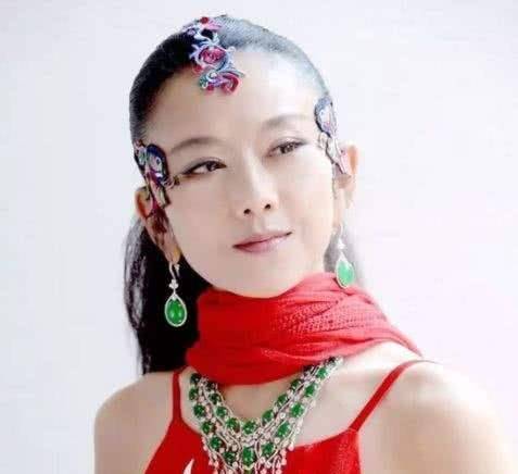 杨丽萍回乡视频引发争议 火车站上演走秀 三姐妹都没戴口罩