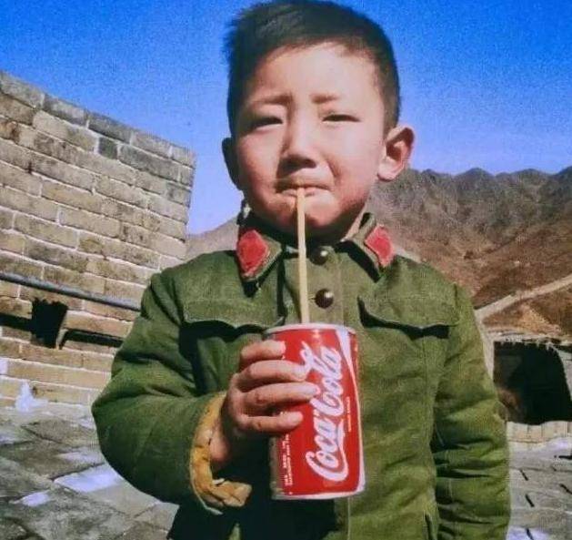 1979年第一位在长城喝可乐的中国男孩照片火爆全球如今怎样了
