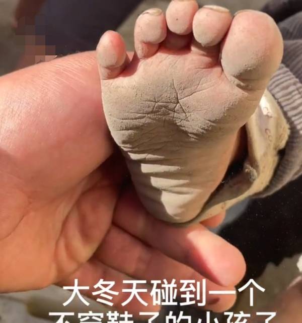 2岁没妈男孩,冬天光脚不穿鞋,奶奶:想妈妈了就让姑