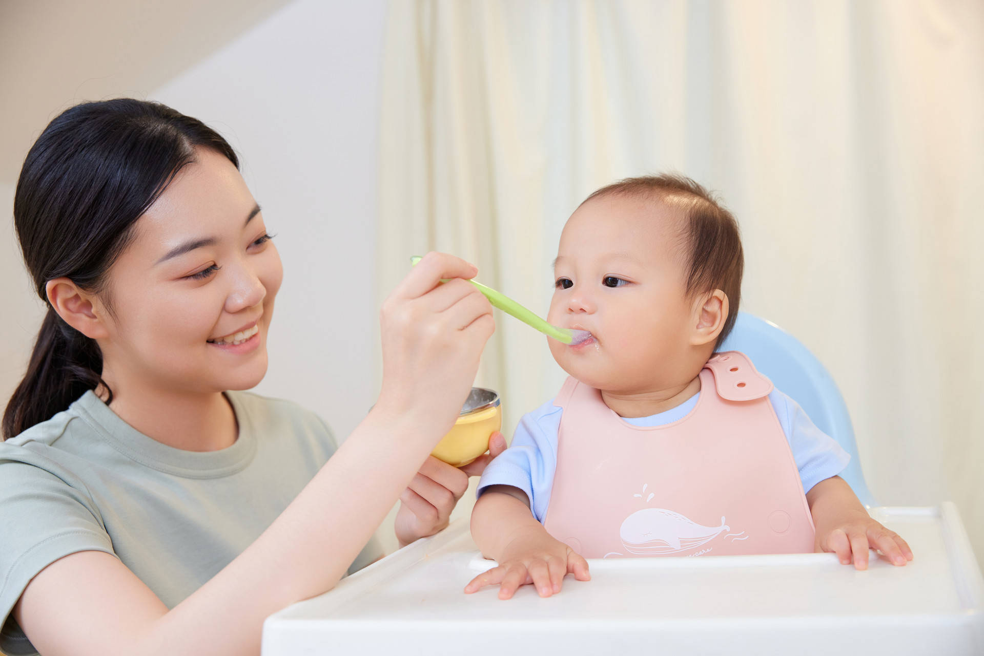 妈妈在8个月婴儿的辅食中加盐,娃不幸夭折！一岁前别给孩子吃盐