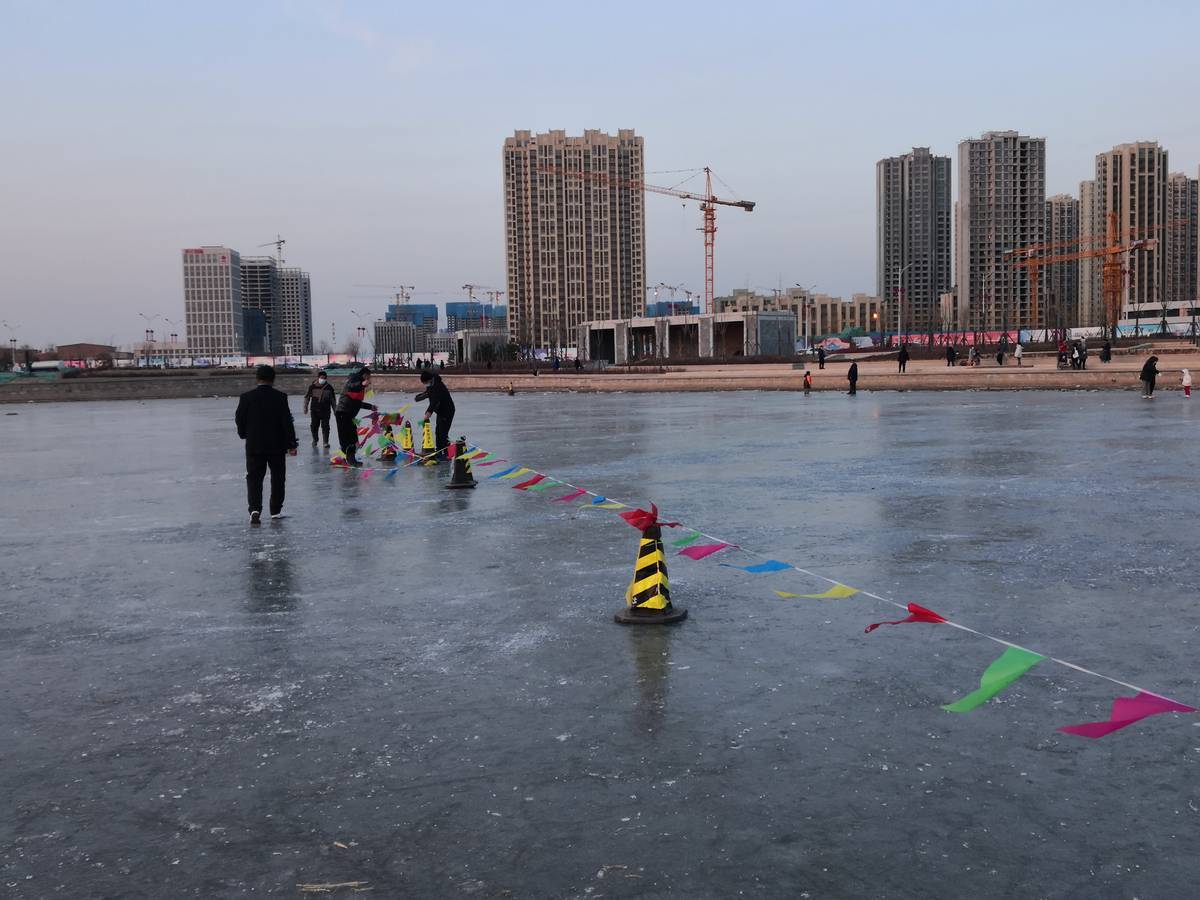 保定东湖滑冰再引热议,相关部门:禁滑!_市民_冰面_公园