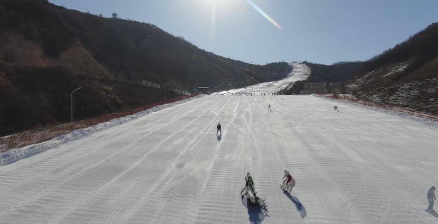 海寨沟滑雪场位于平凉海寨沟旅游度假区,它以山峦苍柏和海寨湿地景观