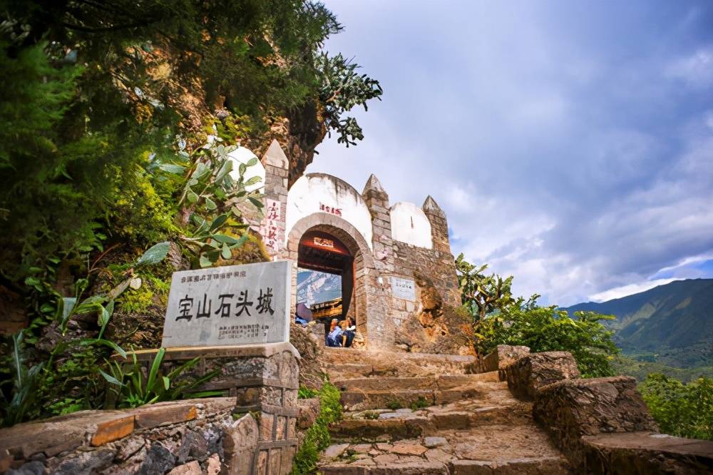 云南有座"天险之城",100户人家住在一块巨石上,远看像龙头_石头城