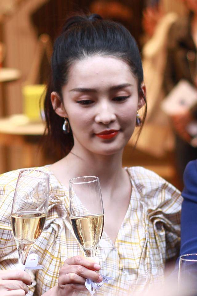 李沁化了妆也遮不住脸上的坑洼明星只能活在滤镜里