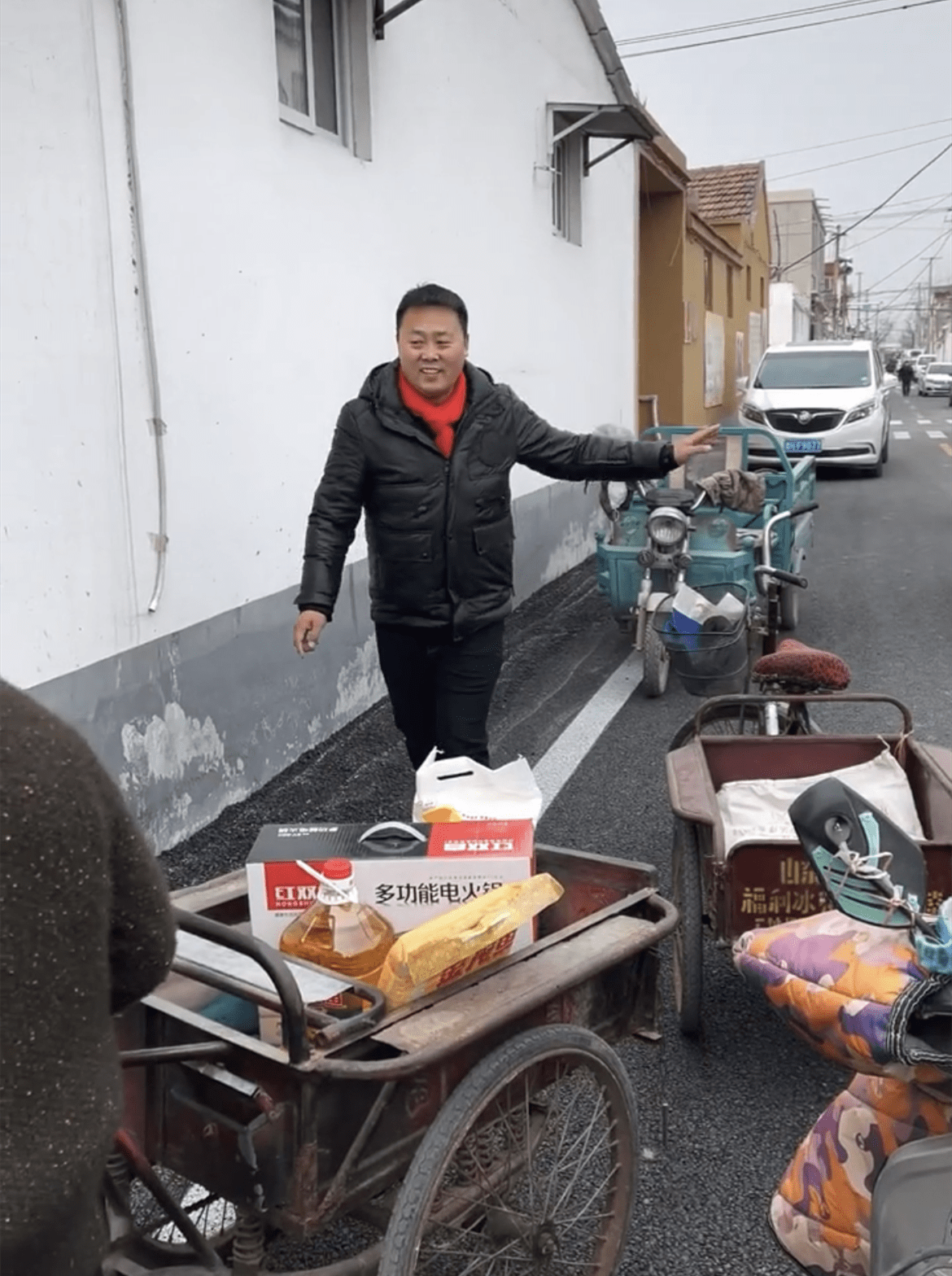 原创刘大成过年回家发放年货百余袋面百余口电火锅村民排队领取